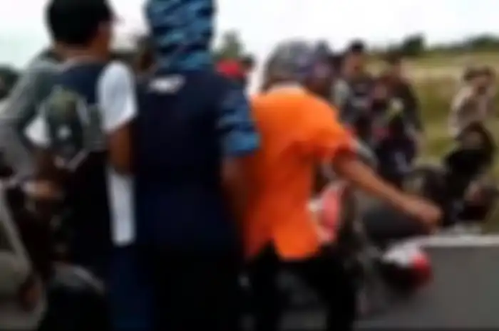 Pemotor tabrak kerumunan penonton dan nyaris dikeroyok.