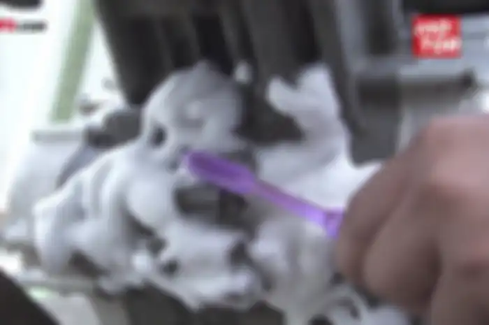 Ilustrasi cuci motor. Coba cuci motor sendiri di rumah, pakai 2 alat ini biar makin bersih dan kinclong.