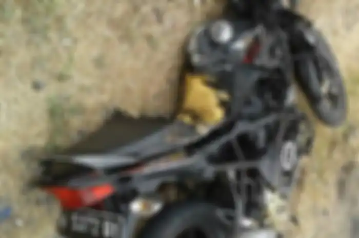 Honda CB150 Street Fire hangus terbakar usai terseret truk.