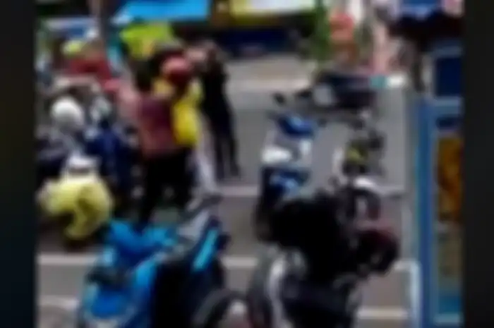 Juru parkir duel lawan pemotor karena tolak bayar dan hendak kabur.