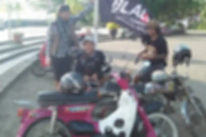 Tommy (kiri) dan Donal (kedua dari kiri-duduk) saat mengunjungi Pantai Losari Makassar.