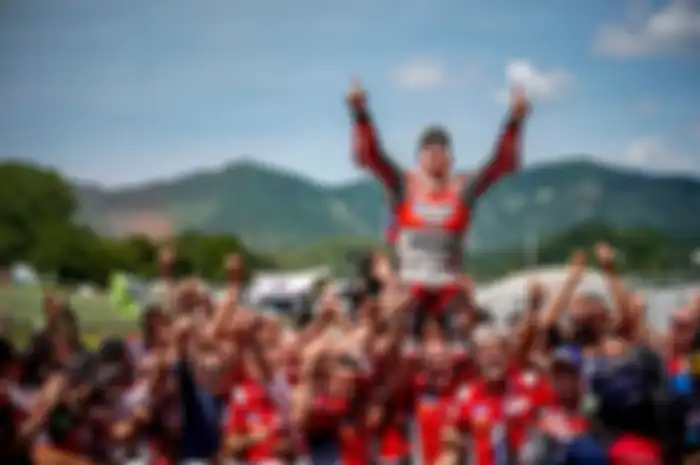 Jorge Lorenzo bersorak bersama tim Ducati
