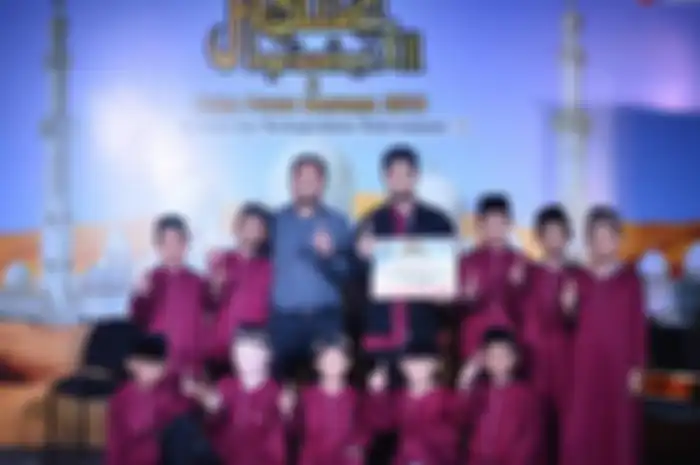 Manager Promosi DAM Demmy Firmansyah secara simbolis menyerahkan santunan berupa bingkisan serta uang tunai kepada para anak yatim piatu dari Yayasan Pendidikan Islam Assanuusiyyah Cimahi, Selasa (5/6).
