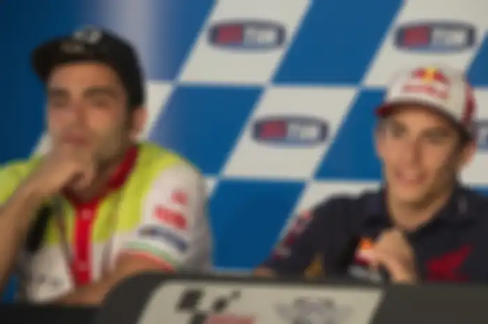 Danilo Petrucci (kiri) dan Marc Marquez