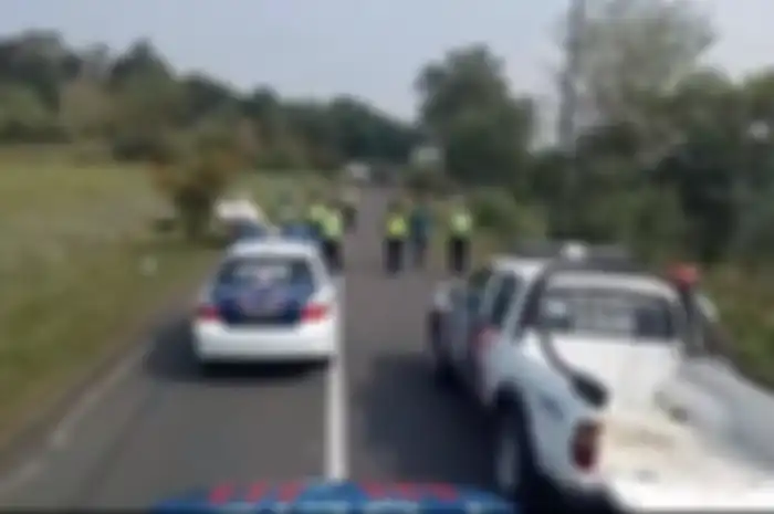 Polisi blokir jalan dan membubarkan para pembalap liar di Kedung Ombo.