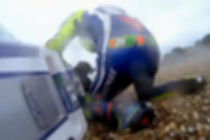 Valentino Rossi saat terjatuh di balap MotoGP.