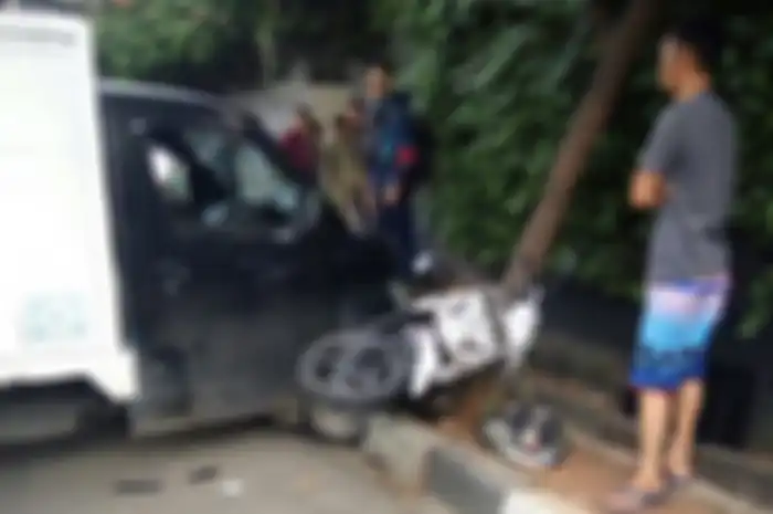 Honda BeAT rusak ditabrak mobil box di Jaksel