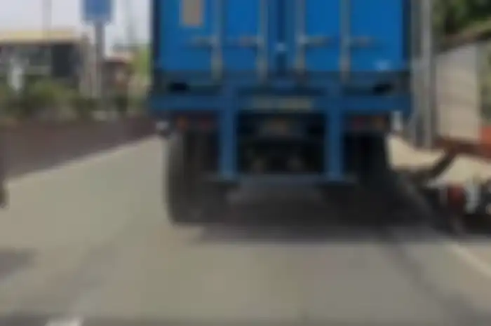 Pemotor selamat dari kecelakaan karena helm.