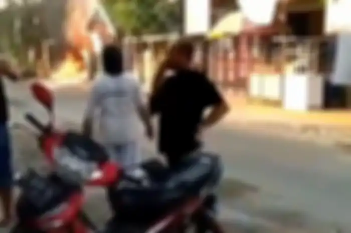 Pertamini terbakar, warga histeris dan berlarian keluar rumah.