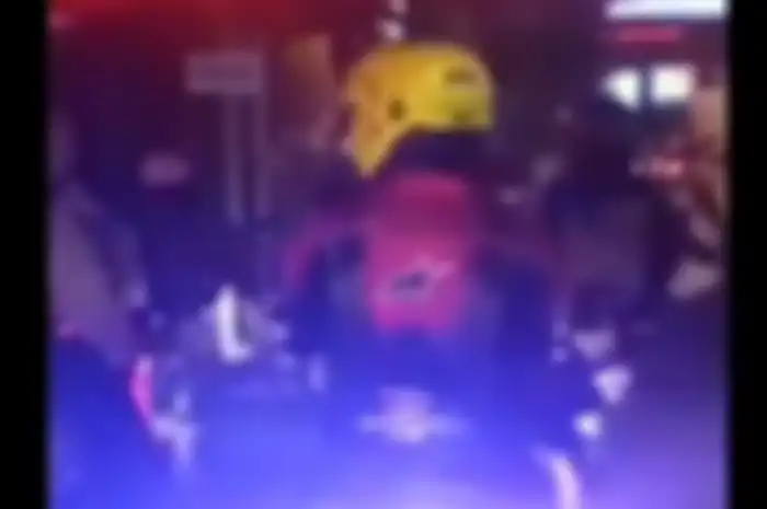 Video pengendara yang menggunakan lampu strobo dan dianggap mengganggu pengendara motor lainnya