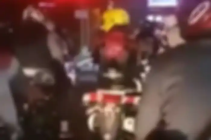 Oknum biker arogan pakai lampu strobo dan mengundang hujatan netizen.