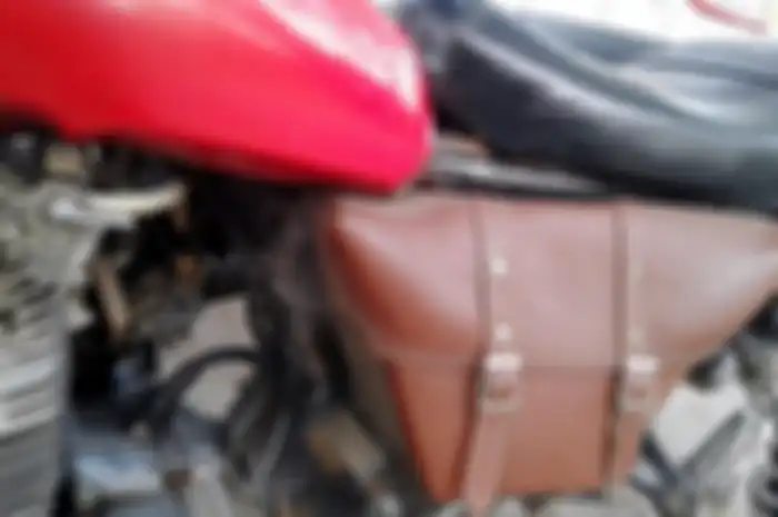 Selain bisa untuk bawa toolkit dan jas hujan, tas ini bisa juga jadi solusi apabila motor tidak dipasangi cover aki. 