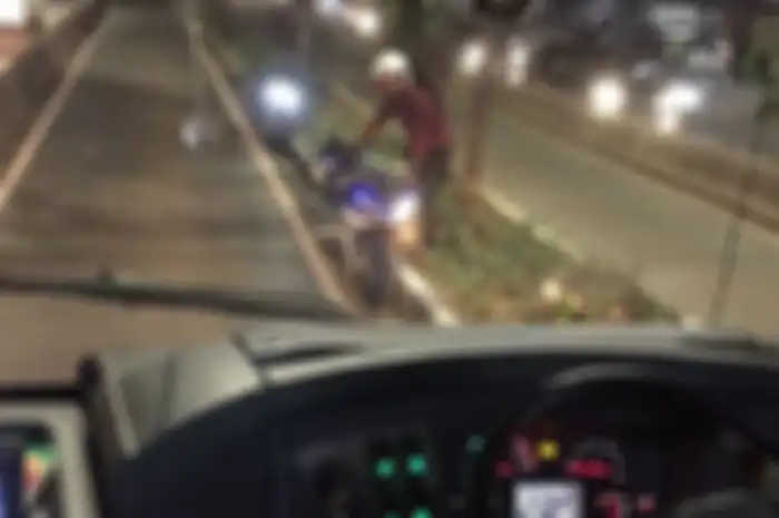 Masuk jalur busway dan ada razia, dua pengendara moge balik arah.