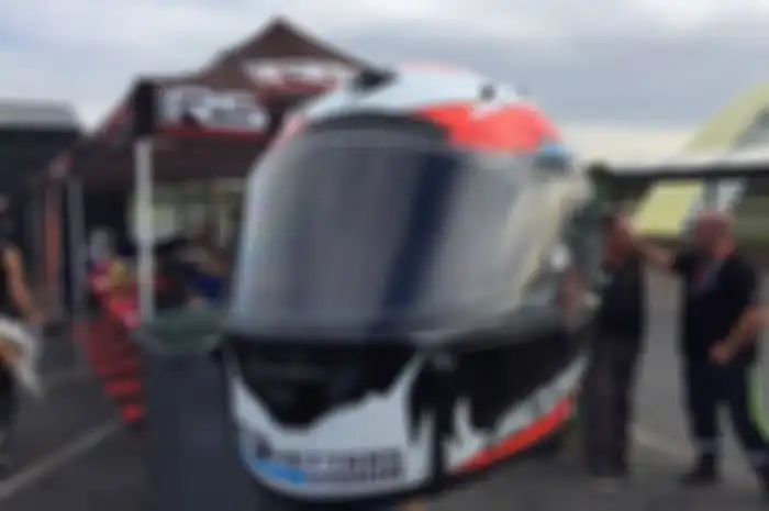 Visor Shetters menggunakan baterai tenaga surya