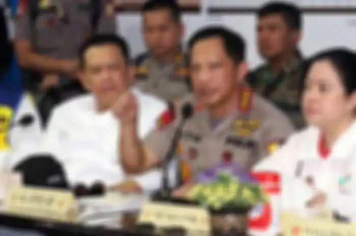 Kapolri Jendral Pol. Tito Karnavian (tengah)
