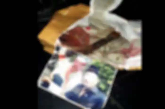 Diteror dengan paket misterius berisi darah, pisau dan foto