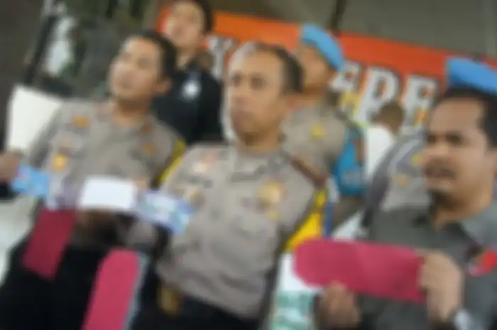Kapolres Karawang AKBP Slamet Waloya (tengah), Wakapolres Karawang Kompol Ryky Widya Muharam (kiri), dan Kasatreskrim Polres Karawang AKP Maradona Armin Mappaseng (kanan) menunjukkan barang bukti pungli tempat wisata Pantai Tanjung Pakis saat ekspose kasus tersebut di Mapolres Karawang, Minggu (24/6/2018).
