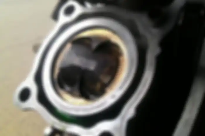 Ilustrasi Foto. 2 langkah mudah bersihkan kerak di kepala piston motor.