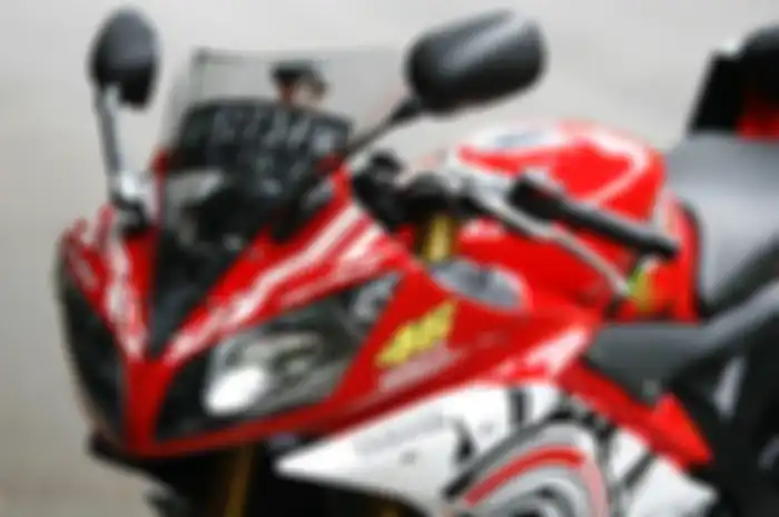 Yamaha New Vixion Lighting dengan bodi Yamaha R15 Locomotif Jajar