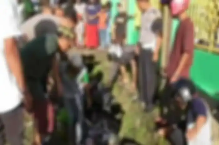 Diseruduk truk bermuatan bahan bangunan, pengendara motor yang sedang membonceng istri dan anaknya menuju ke sekolah terlempar belasan meter ke dalam got di jalan trans Sulawesi, Sulawesi Barat, Sabtu (30/6/2018). 