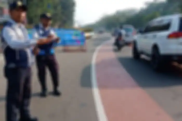 Petugas Dinas Perhubungan berjaga di area ganjil genap di Jalan Benyamin Sueb, Kemayoran, Senin (2/7