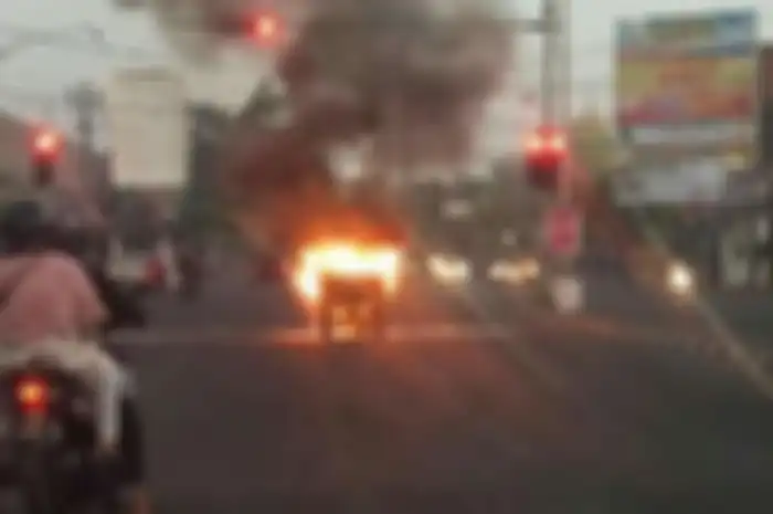 Satu unit motor roda tiga hangus terbakar gara-gara soket kabel kendor.