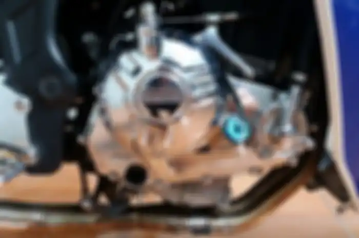 Chrome juga menyasar kop mesin, swing arm, foot step dan sokbreker depan.