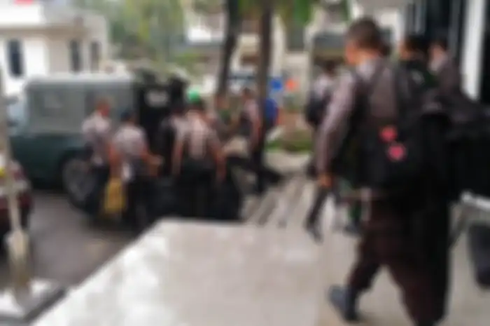 Sejumlah anggota polisi bersenjata lengkap meninggalkan Komplek Mewah Gading Kirana, Senin (21/11).