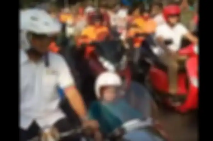 Anis-Sandiaga asyik mengendarai Vespa keliling Balai Kota.