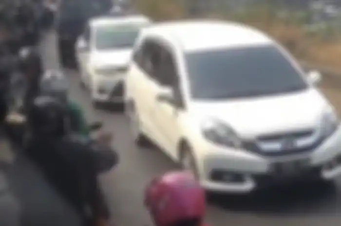 Puluhan pemotor parkir di fly over Pesing, Jakbar demi menghindari polisi.