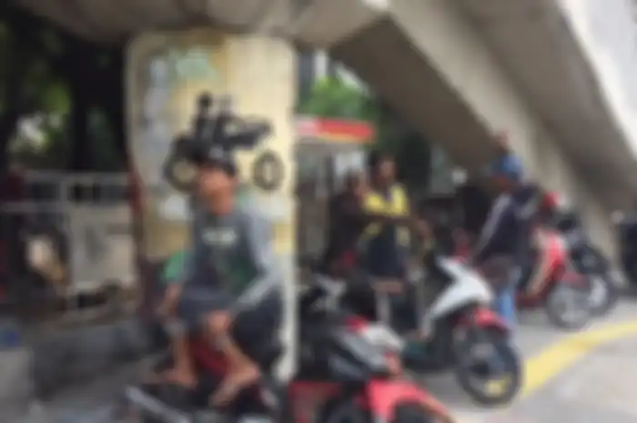 Wawan (31) bersama sejumlah rekannya sesama pengemudi ojek pangkalan saat ditemui di kawasan Tanjung Priok, Jakarta Utara, Kamis (12/7/2018).