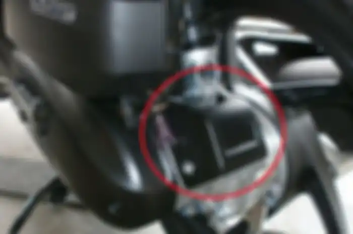 Kotak hitam dari bahan plastik di atas gearbox motor matic Honda.