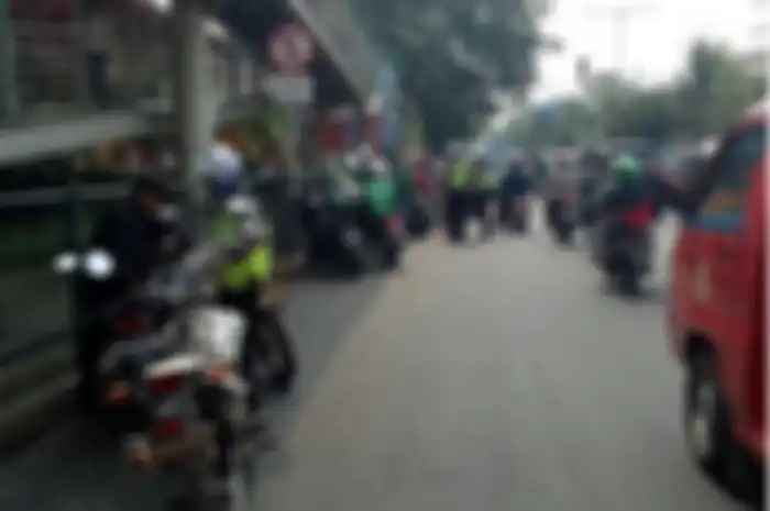 Driver ojol yang mangkal sembarangan ditilang polisi di depan PGC Jaktim.