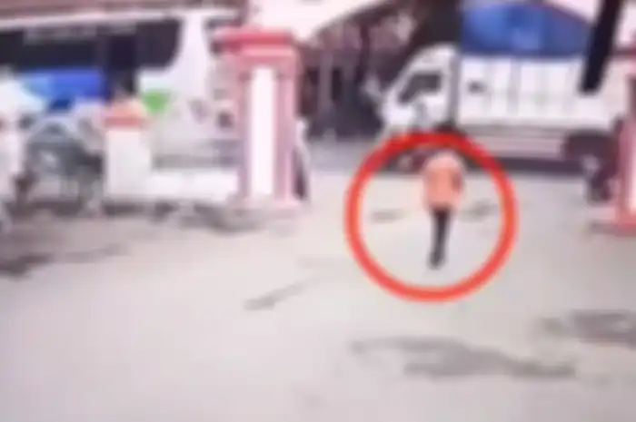 Seorang pejalan kaki tertabrak pemotor tapi enggak cedera.