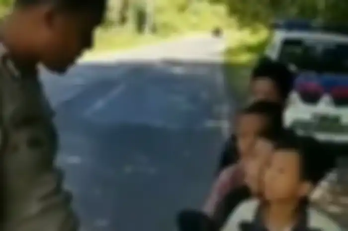 Anak dibawah umur berbocengan 4 orang naik motor dan ditilang polisi.
