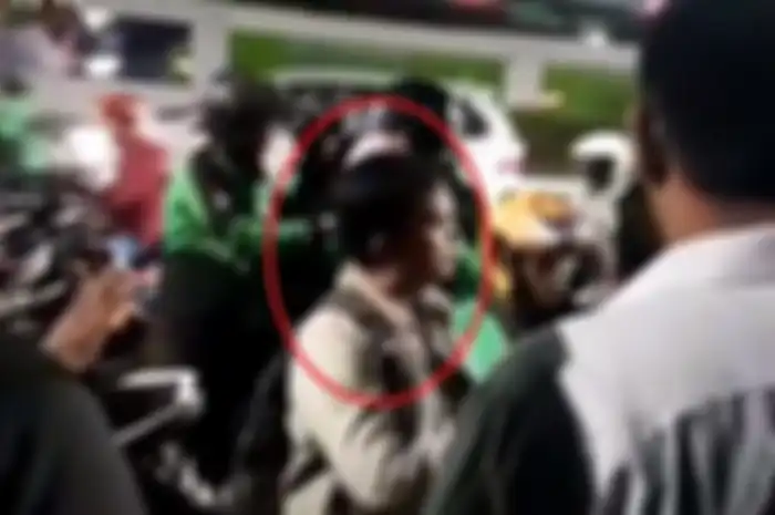 Pelaku penebar ranjau paku diringkus saat menjalankan aksinya.