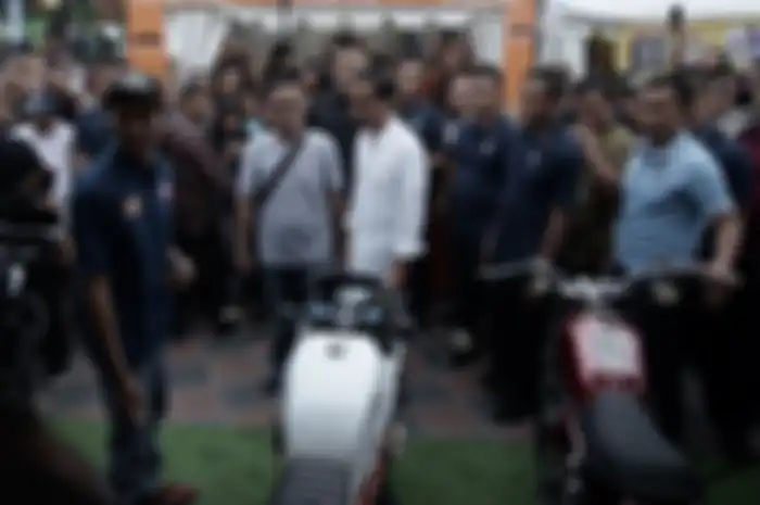 Presiden Jokowi menyambangi booth motor custom.