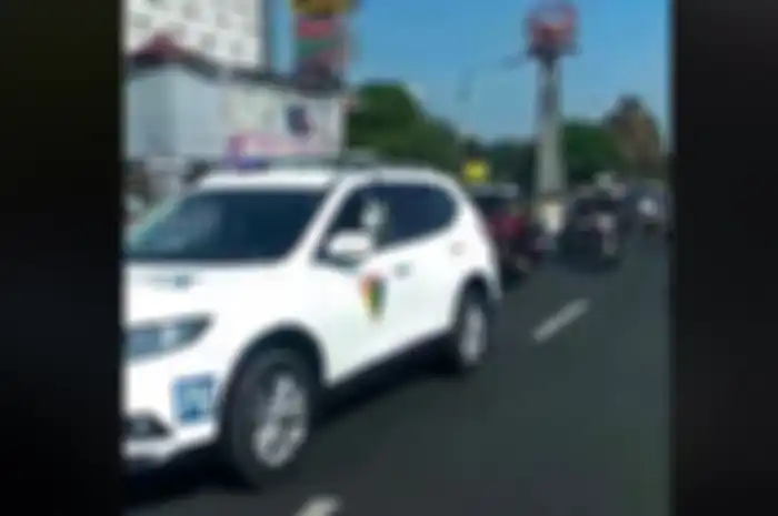Rombongan moge dikawal mobil Polisi Militer di Solo kembali tuai kecaman.