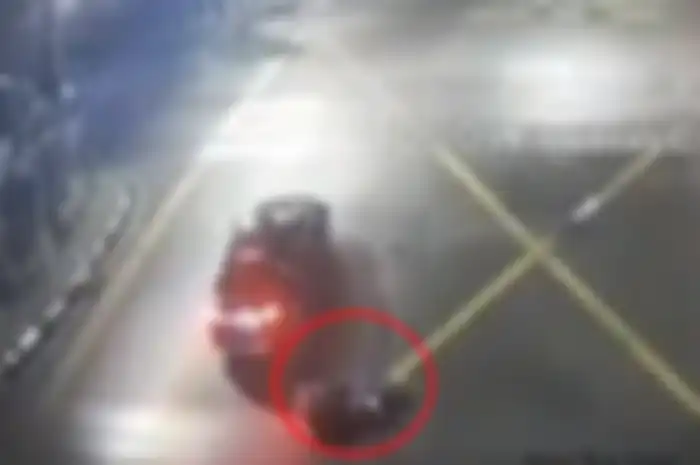 Pemotor tabrak mobil dan terluka parah, pengendara lain enggak ada yang menolong.