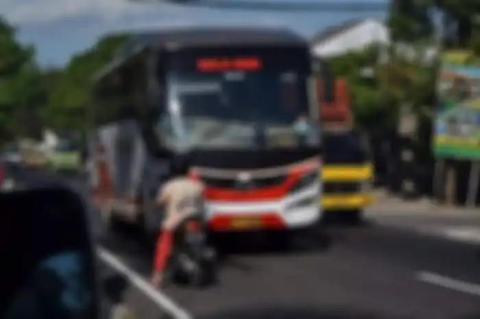 Emak-emak nekat hadang bus yang ngeblong.