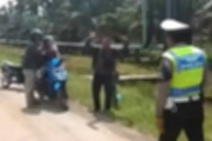Dua pemuda membonceng jenazah di Jambi dan diberhentikan polisi.