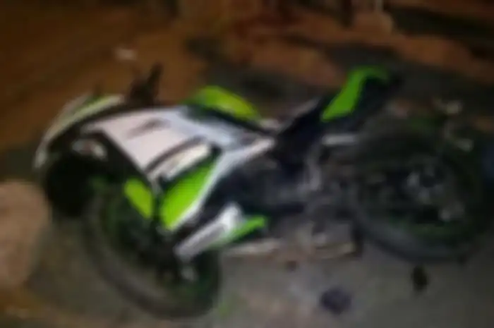 Ninja 250 rusak parah usai tabrakan keras dengan Honda Civic di Purwakarta.