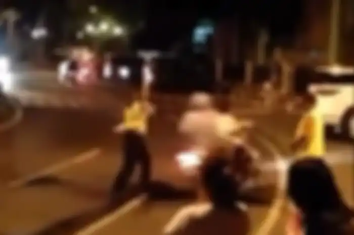 Balap liar kocar-kacir dibubarkan polisi.