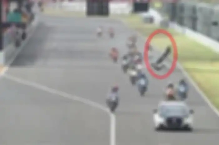 Pembalap terpental dan tertimpa motor di ajang Suzuka 8 Hours 2018.