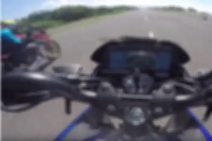 Adu kencang Honda CBR 150R lawan Yamaha V-Ixion R 155