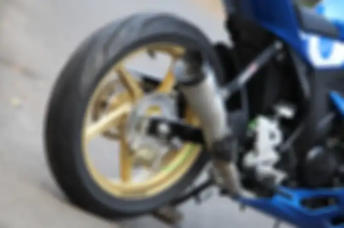 Suzuki GSX-R150 menggunakan pelek OZ Racing Piega R, aman enggak pakai pelek spek balap di motor harian?