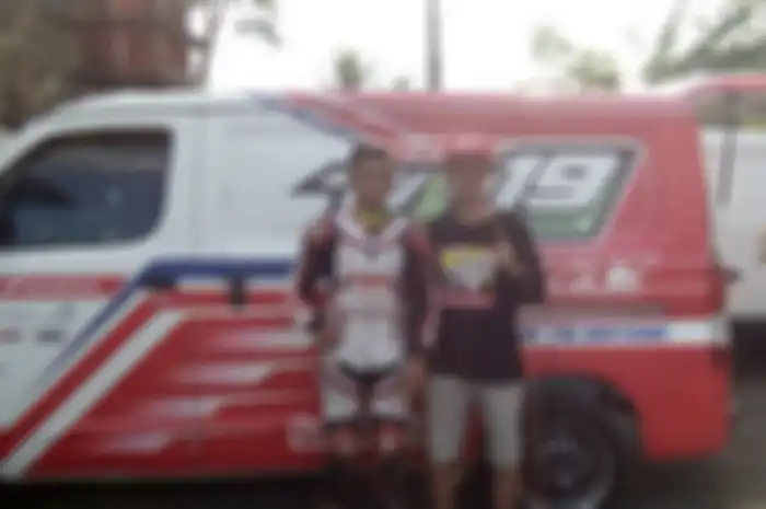 Ripal Ramadhan pembalap pemula grasstrack memutuskan untuk bergabung dengan sekolah balap Wawan Hermawan.