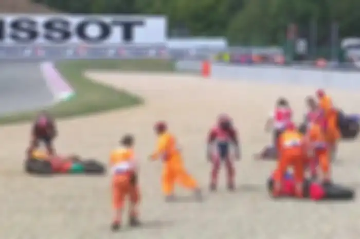 Balap baru dimulai, Vinales tersungkur bersama Bradl dan Smith.