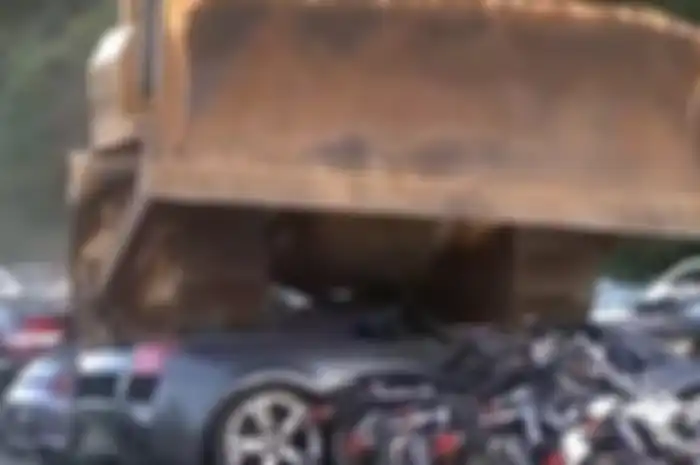 Moge dan mobil mewah hancur dilindas alat berat di Filipina.
