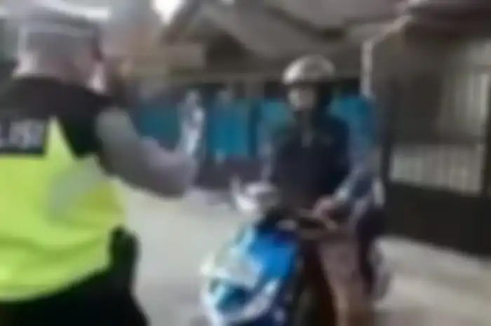 Pemotor ngamuk saat akan ditilang polisi karena melintas di trotoar.